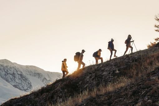 5 people are climbing the mountain